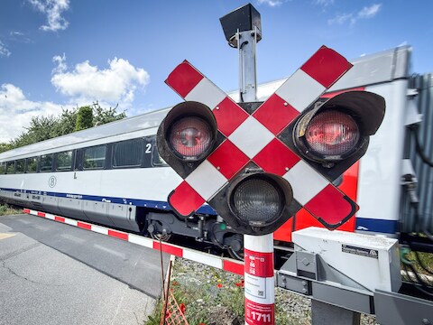 Illustratiebeeld trein NMBS overweg Infrabel spoorweg