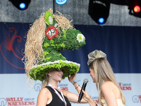 Kassandra, met haar reusachtig paardenhoofd als hoed.