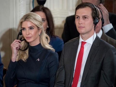 Ivanka Trump en Jared Kushner tijdens een nieuwsconferentie met Donald Trump en de Duitse bondskanselier Angela Merkel.