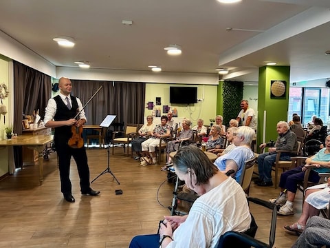 Violist Farchod Yuldashev tijdens een eerder optreden.