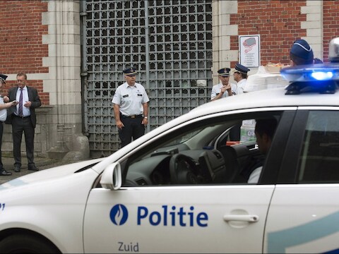 Agenten aan de poorten van de gevangenis van Vorst.