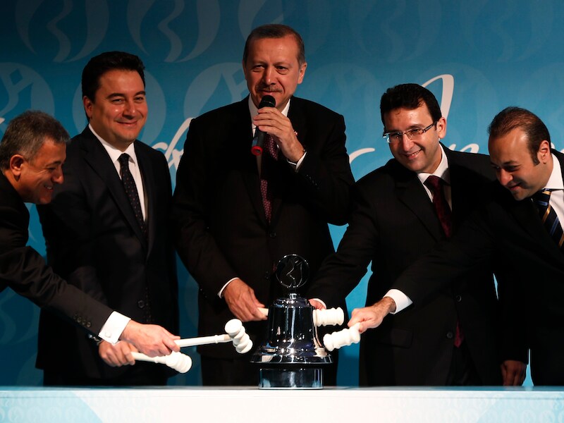 De Turkse premier Erdogan (midden) met onder anderen minister Egemen Bagis (rechts) in april bij de opening van de nieuwe beurs in Istanboel.