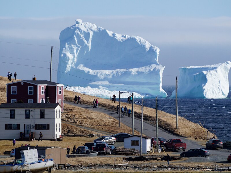 De ijsschots is meer dan 46 meter hoog en ligt door de kust van Canada.