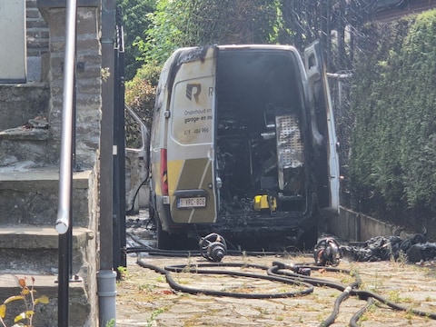 De bestelwagen brandde volledig uit aan de Thonetlaan op Linkeroever.
