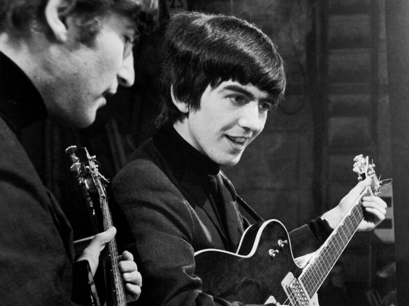 George Harrison (rechts) naast John Lennon.