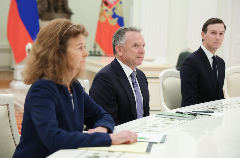 El enviado estadounidense Steve Witkoff (centro) y el yerno de Trump, Jared Kushner (derecha), durante su reunión en el Kremlin en Moscú para discutir el 