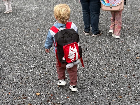 Lev gaat de schoolpoort binnen.