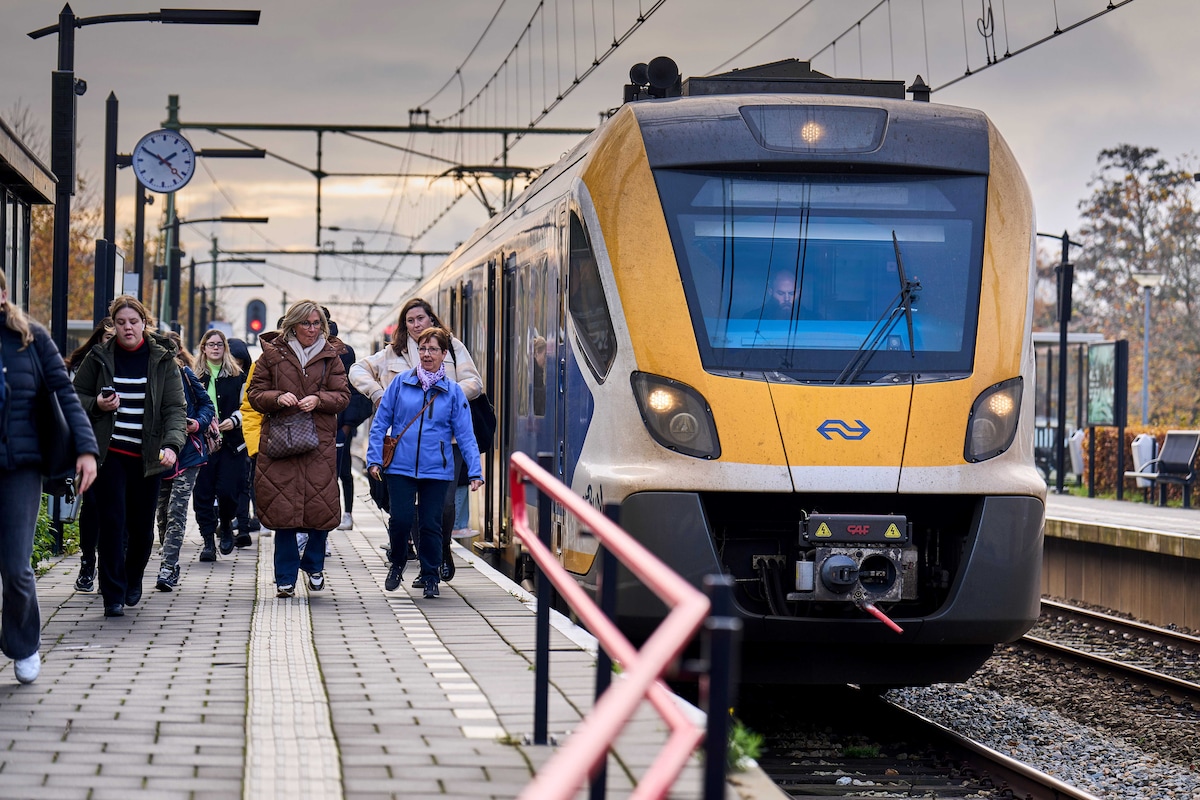 Zwaar vuurwerk ontploft in trein vanuit Amsterdam, jongen (18) gewond aan  hand: “Te idioot voor woorden” | Buitenland | HLN.be