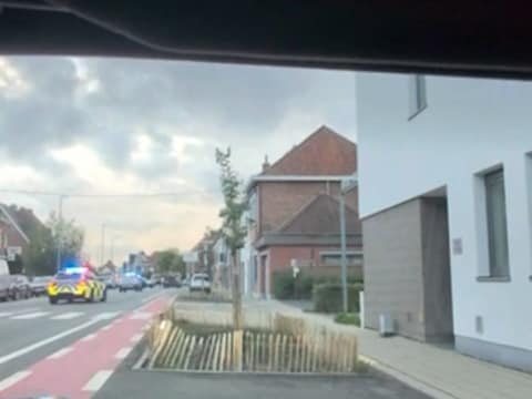 Verschillende politievoertuigen zetten de achtervolging op de fietsdieven in Wevelgem in.