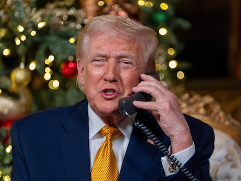 De Amerikaanse president Donald Trump spreekt met kinderen die naar de telefoonlijn van de kerstman bij militair commandocentrum NORAD belden.