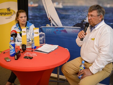 Evi Van Acker luistert aandachtig naar haar coach Wil van Bladel