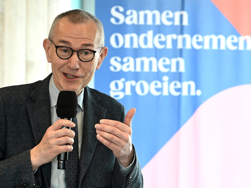 Minister Frank Vandenbroucke stelde zijn nieuwe maatregelen gisteren voor op de hoofdzetel van de Colruyt Group in Halle.