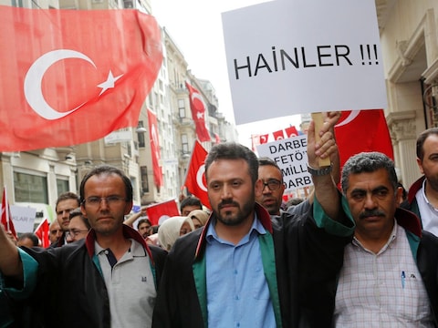 Leden van de Lawyers Association betogen tegen de militaire staatsgreep die plaatsvond in Turkije. Ze schreeuwen slogans als "verraders".