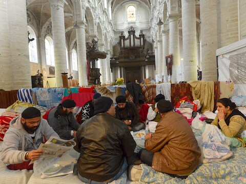 Afghaanse asielzoekers die in november vorig jaar een onderkomen vonden in de Brusselse Begijnhofkerk.