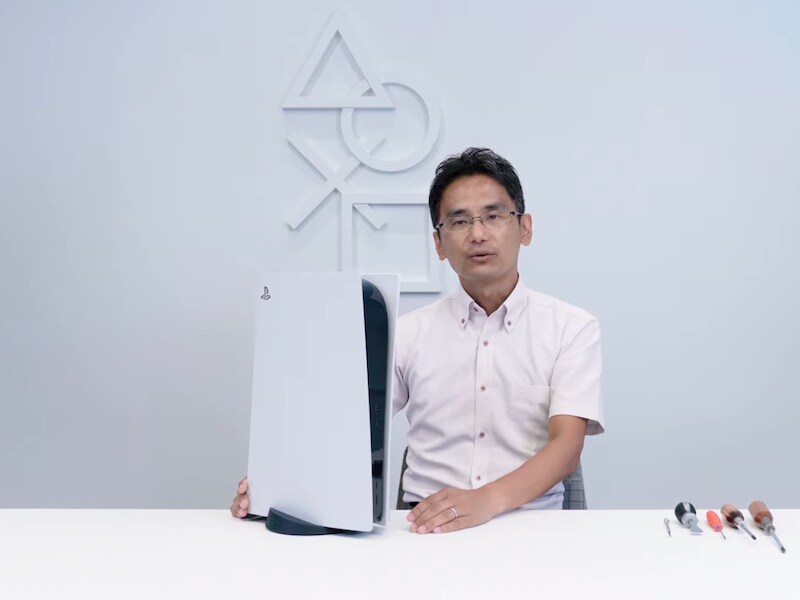 Sony-medewerker Yasuhiro Ootori schroeft de PlayStation 5 open om de binnenkant te laten zien.