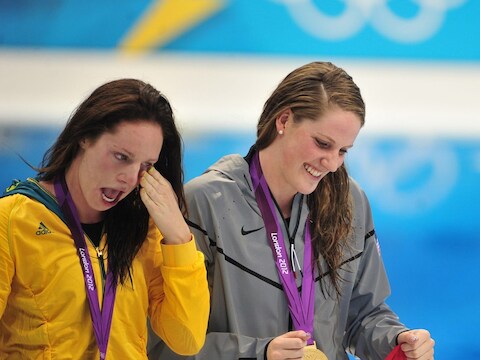 Seebohm veegt de tranen weg terwijl Missy Franklin straalt met haar gouden medaille.