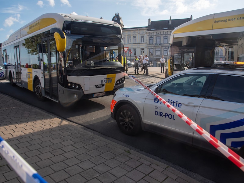 Het slachtoffer werd door een bus gegrepen aan Ham en Leopoldsstraat aan de Sint-Joriskaai in Gent.
