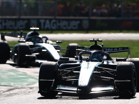 Na een bloedstollend duel met ploeggenoot George Russell: thuisrijder Kimi Antonelli schrijft vanuit verloren positie GP Monza op zijn naam