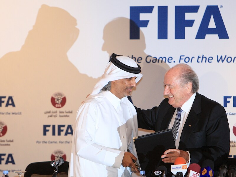 Sheikh Hamad Bin Khalifa Bin Ahmed al-Thani van de Qatarees voetbalbond met FIFA-president Sepp Blatter.