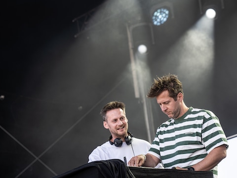 De broers Pepermans openen als dj-duo ICONS het nieuwe Antwerpse stadsfestival ‘Muziek aan ‘t Water’. 