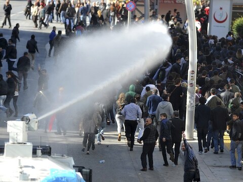 De politie spuit met waterkanonnen op demonstranten in Ankara.