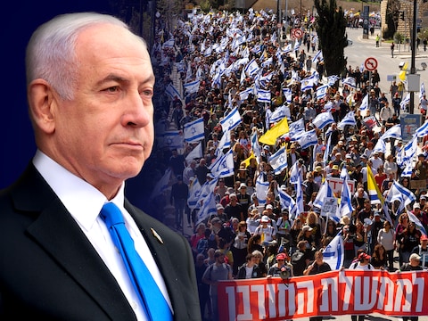 De Israëlische premier Benjamin Netanyahu en een betoging tegen zijn bewind.