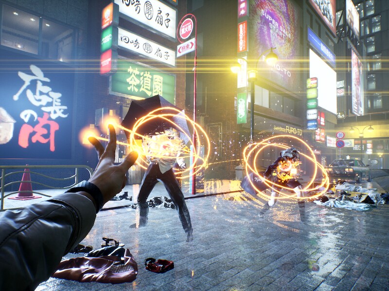 Eerst verzwakken, daarna de spirituele kern uit hun lijf rukken: zo versla je de 'visitors' in videogame 'Ghostwire: Tokyo'.