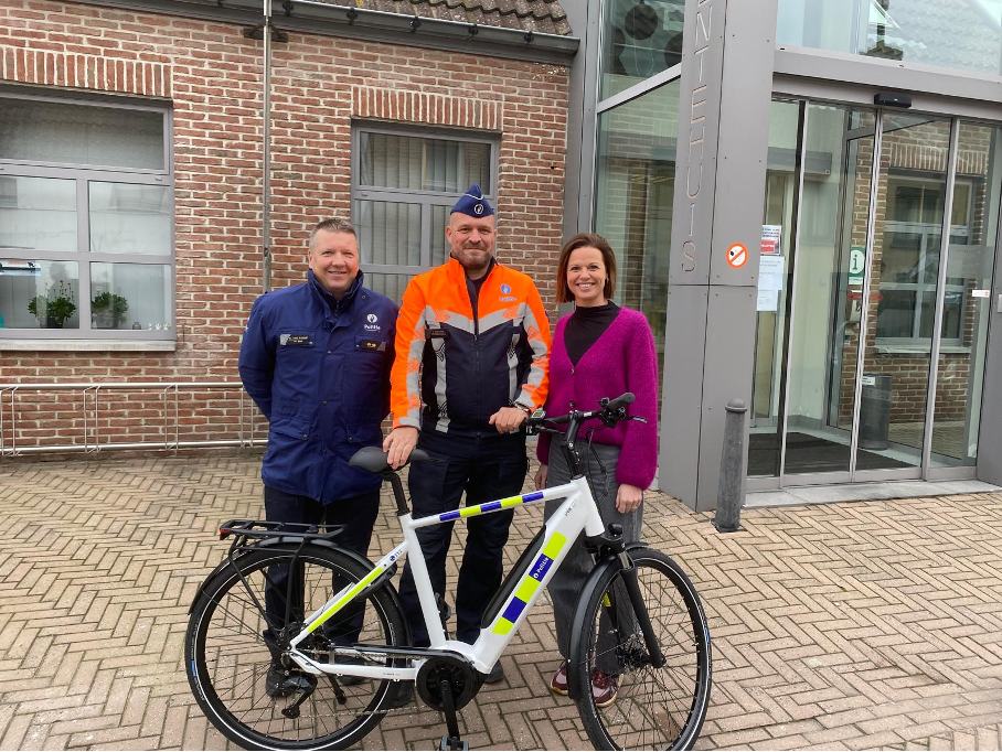 Lokale handelaar levert nieuwe elektrische fiets aan de politie: “Om ...