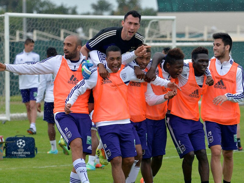 Ook Leya Iseka, derde van rechts en broer van Michy Batshuayi, kwam tot scoren.
