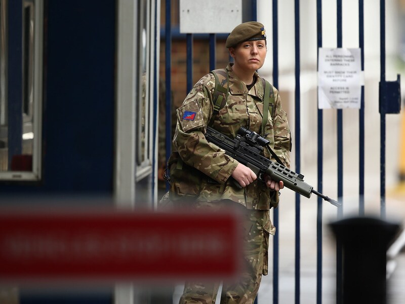 De veiligheid is opgevoerd bij de barakken in Woolwich, vlakbij de plek waar de militair is vermoord.