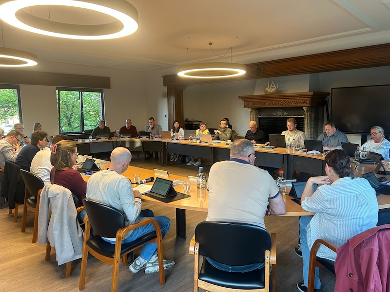 Gemeente wil dat burgers op termijn gemeenteraden kunnen livestreamen: “Wellicht pas na verhuis naar brouwerijsite”