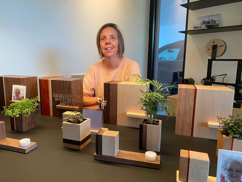 Sofie Bleyenberg met haar urnen van Laatste Huis