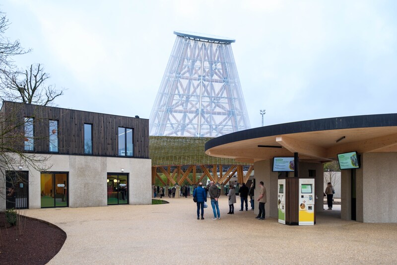 KIJK. Directeur van ZOO Planckendael beklimt nieuwe inkom van 28 meter ...