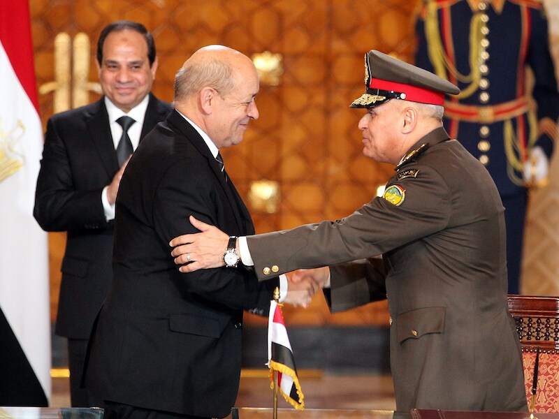 De Franse Defensieminister Jean-Yves Le Drian schudt de hand van zijn Egyptische collega Sedki Sobhi (r) na de ondertekening van een enorme wapendeal in Caïro.