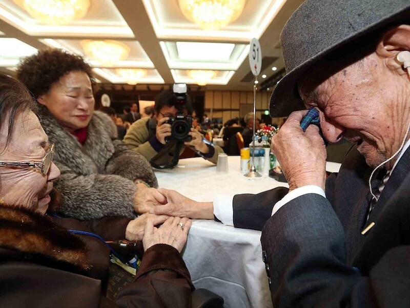 De Zuid-Koreaanse Lee Oh-Soon (94) ontmoet haar jongere broer uit Noord-Korea, Cho Won-Jea (83), afgelopen week in Mount Kumgang.