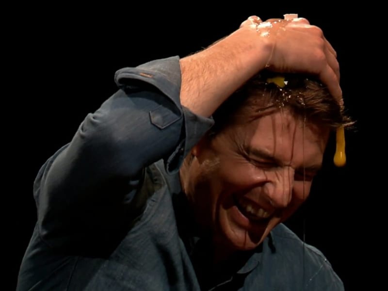 Tom Cruise neemt het op tegen Jimmy Fallon in een spelletje eierroulette.