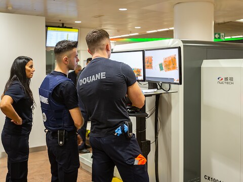 Douanepersoneel op Brussels Airport bij een scanner van het Chinese merk Nuctech. Archiefbeeld.