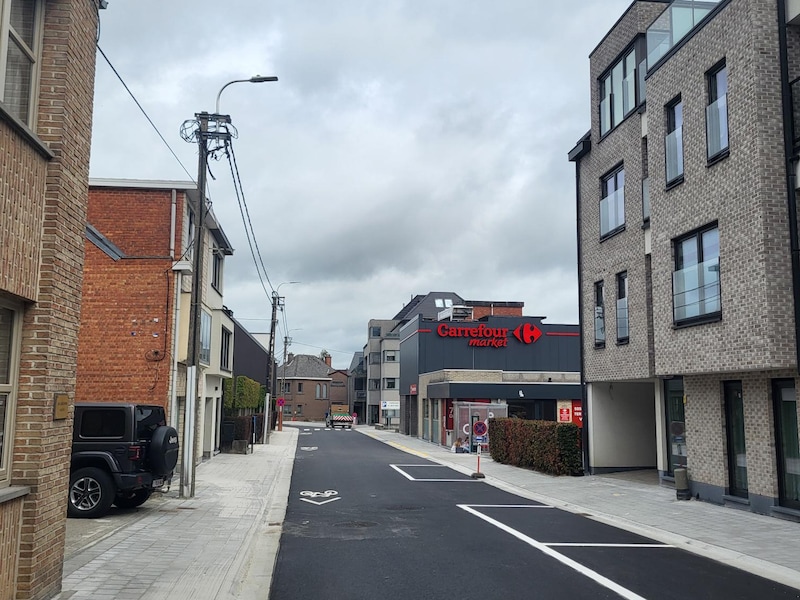 Werken in Zuster Lambertinestraat afgerond: vernieuwde riolering, nieuw asfalt en veilige voetpaden