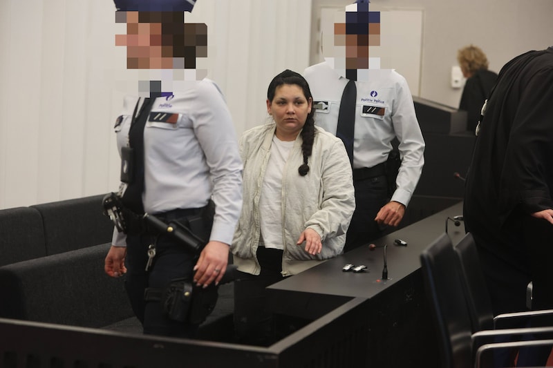 Maria, de moeder van Raul, wordt weggeleid uit de rechtbank. 