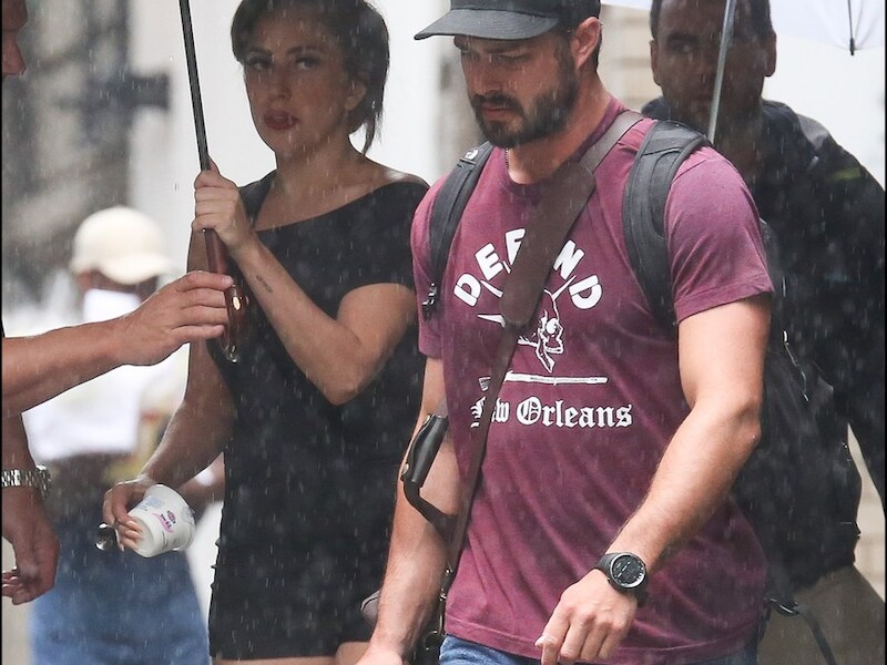 Lady Gaga en haar vriendje Taylor Kinney in de New Yorkse regen.