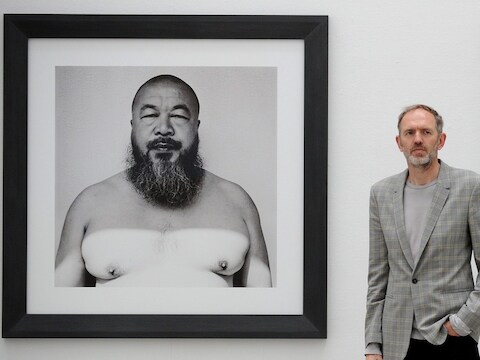 Anton Corbijn, hier voor zijn portret van Ai Weiwei, stelt momenteel tentoon in Bochum.