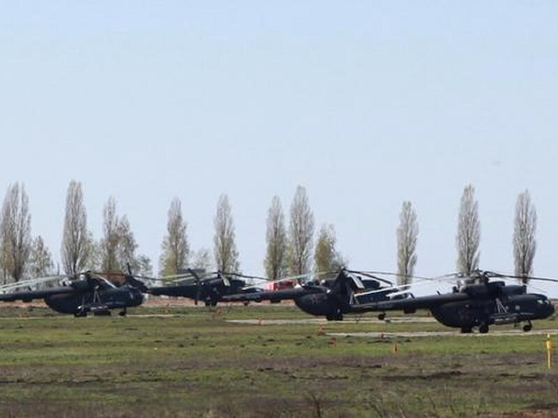 Russische gevechtshelikopters. De locatie is niet Syrië (daar zijn geen beelden van), maar Severny, aan de Russisch-Oekraïense grens.