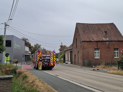 De brand situeerde zich in een bijgebouw van een boerderij in de Lostraat.