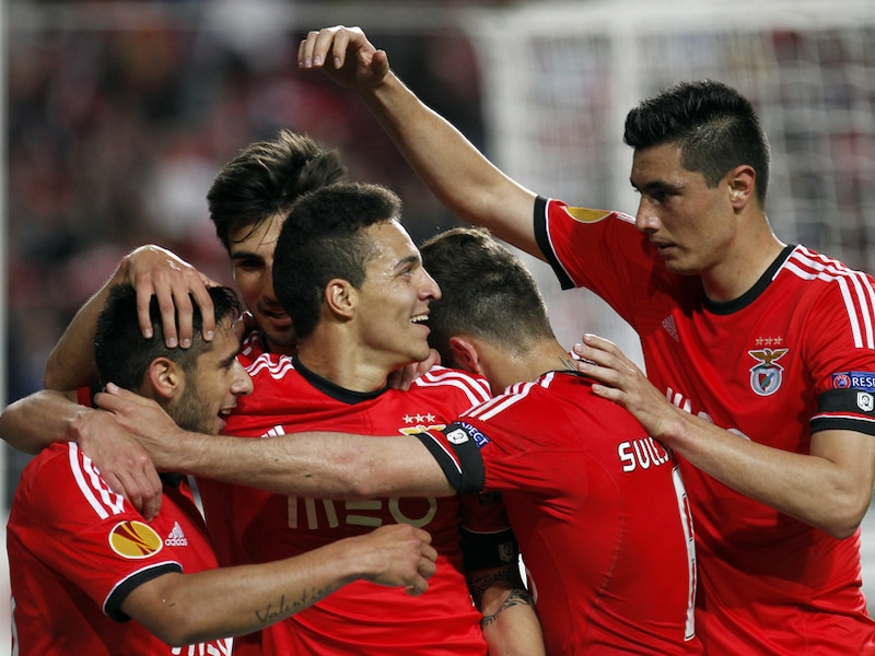 Benfica versloeg in Lissabon het Nederlandse AZ met 2-0.