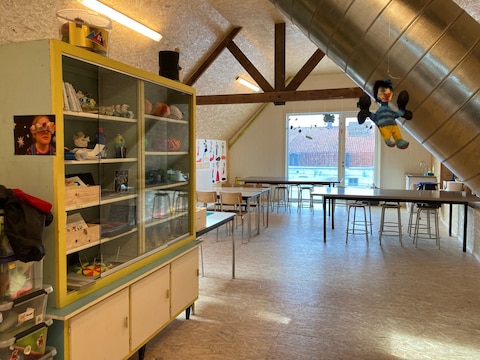 Het dorpshuis van Woesten, waar de voordracht plaatsvindt.
