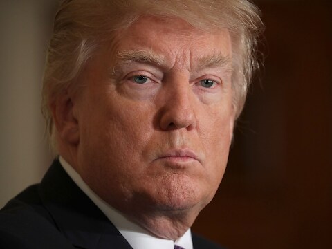 Donald Trumps buitenlandadviseur tijdens de kiescampagne, Carter Page, is volgens de Amerikaanse inlichtingendiensten in contact geweest met Russische spionnen.
