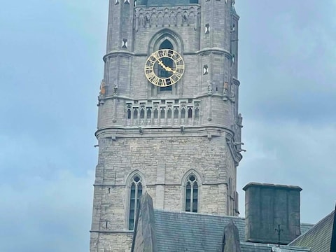 De klokken van het Belfort lopen drie uur achter. De foto werd genomen om 18u55. 