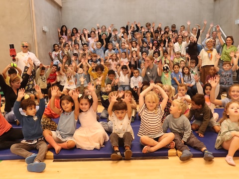 In de namiddag woonden de leerlingen een wetenschapsshow bij in de sportzaal