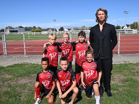 KIJK. Acid overhandigt truitjes die hij zelf ontwierp aan jeugdspelers KSC Blankenberge: “Ik word superblij van al die lachende gezichtjes”