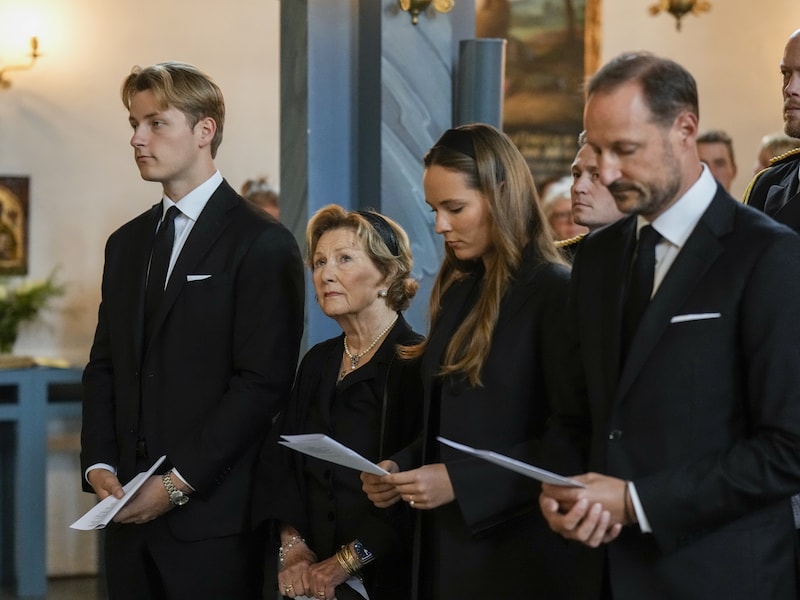 Noorse royals samen bij herdenkingsdienst voor Harald, honderden mensen kunnen kerk niet in